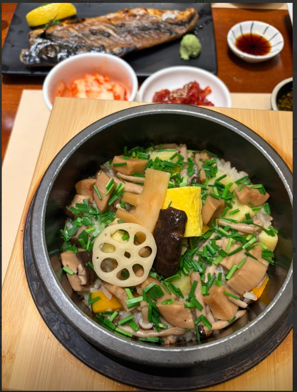 버섯과 연근 등 채소를 올린 계절솥밥