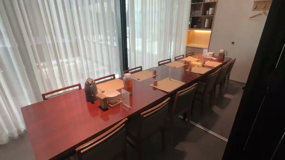 긴 식탁이 놓인 도꼭지 연결 룸